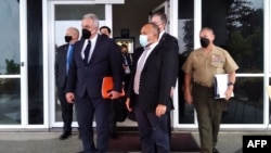 资料照片：美国国家安全委员会印太协调员库尔特·坎贝尔（左）在霍尼亚拉与所罗门群岛反对党领导人马修·威尔（右）会谈后合影。（2022年4月22日）