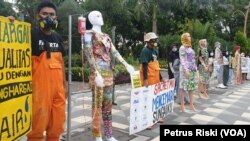 Sampah plastik kemasan mencemari air, tanah dan udara, temuan ECOTON. (Foto: VOA/Petrus Riski)