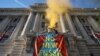 Sejumlah aktivis dari kelompok pemerhati isu iklim Extinction Rebellion menggelar aksi protes di depan gedung pemerintahan John Wilson District of Columbia di Washington, pada 22 April 2022, menuntut penghentian penggunaan energi fosil. (Foto: Reuters/Evelyn Hockstein)