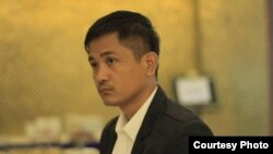 រូបឯកសារ៖ លោក ឃុន ថារ៉ូ មន្ត្រី​កម្មវិធី​ការងារ​នៃ​មជ្ឈមណ្ឌល​សម្ព័ន្ធភាព​ការងារ និង​សិទ្ធិ​មនុស្ស ហៅ​កាត់​ថា​សង់ត្រាល់។ (រូបថត៖ ផ្តល់​ដោយ​លោក ឃុន ថារ៉ូ)