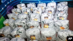 朝韩边境地区的韩国城市金浦市陈列着装满反朝鲜宣传品的塑料袋。（2022年4月25日）