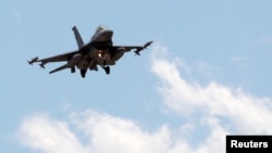 Turski F-16 lovac prilazi Incirlik vazdušnoj bazi u Adani, Turska, 3. jul 2012. (Foto: REUTERS/Umit Bektas)