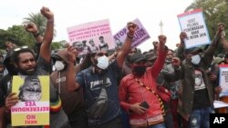 Para pendukung kemerdekaan Papua Barat meneriakkan slogan-slogan saat unjuk rasa memperingati 60 tahun gagalnya upaya kepala suku Papua untuk mendeklarasikan kemerdekaan dari penjajahan Belanda pada tahun 1961, di Jakarta, Rabu, 1 Desember 2021. (Foto: AP )