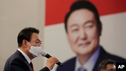 Yoon Suk Yeol, calon presiden dari oposisi utama People Power Party, yang terpilih sebagai presiden baru Korea Selatan di Seoul, Korea Selatan, Kamis, 10 Maret 2022. (Foto: AP)