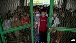 Warga mengantre untuk menerima vaksin COVID-19 di Stadion Patriot Candrabhaga, Bekasi, pinggiran Jakarta, Selasa, 8 Februari 2022. (Foto: AP/Achmad Ibrahim)