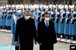Presiden Turki Recep Tayyip Erdogan, kiri, dan Presiden Israel Isaac Herzog memeriksa penjaga kehormatan militer selama upacara penyambutan, di Ankara, Turki, 9 Maret 2022. (Foto: AFP)
