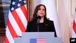Wakil Presiden Amerika Serikat Kamala Harris dalam konferensi pers bersama Presiden Polandia Andrzej Duda di Istana Belwelder, Warsawa, Polandia, 10 Maret 2022. (Saul Loeb/Pool Photo via AP)
