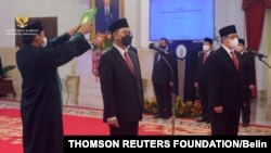 Presiden Jokowi melantik Bambang Susantono sebagai Kepala Otorita IKN serta Dhony Rahajoe sebagai Wakil Kepala Otorita IKN, Kamis, 10 Maret 2022, di Istana Negara, Jakarta. (Twitter/@setkabgoid)