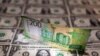 Uang kertas Rubel Rusia berada di depan uang kertas dolar AS dalam ilustrasi yang diambil pada 24 Februari 2022. REUTERS/Dado Ruvic