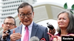 រូបឯកសារ៖ លោក សម រង្ស៊ី និងអ្នកស្រី មូរ សុខហួរ ដែលបាននិរទេសខ្លួនទៅក្រៅប្រទេស ថ្លែងទៅកាន់អ្នកសារព័ត៌មាននៅក្នុងប្រទេស​ម៉ាឡេស៊ី កាលពីថ្ងៃទី ១២ ខែវិច្ឆិកា ឆ្នាំ ២០១៩។