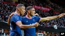 FILE - PSG's Kylian Mbappe, da PSG's Achraf Hakimi a filin wasa na Francis-Le Ble a Brest, 