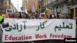 Arhiva - Demonstranti marširaju u znak podrške pravima žena u Avganistanu, u Londonu, 27. novembra 2022.