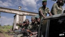 Batomboki ba lingomba M23 bazali kolongwa na camp ya basoda ya Rumangambo, na Rutshuru, Nord-Kivu, o'mokolo mwa 6 sanza ya yambo 2023. (Photo.Guervhom Ndebo/AFP)