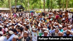 Pengungsi Rohingya berkumpul di Kamp Pengungsi Kutupalong untuk memperingati lima tahun pelarian mereka dari negara tetangga Myanmar untuk menghindari penumpasan militer pada tahun 2017, di Cox's Bazar, Bangladesh, 25 Agustus 2022. (Foto: REUTERS/Rafiqur Rahman)