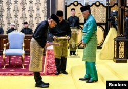 ព្រះមហាក្សត្រស៊ុលតង់ Abdullah Sultan Ahmad Shah នៃ​ប្រទេស​ម៉ាឡេស៊ី និង​លោក Anwar Ibrahim នាយករដ្ឋមន្ត្រី​ទើប​តែងតាំង​ថ្មី ក្នុង​ពិធី​ស្បថ​ចូល​កាន់​តំណែង​នៅ​ព្រះបរមរាជវាំង​ក្នុង​ក្រុង​គូឡាឡាំពួ ប្រទេស​ម៉ាឡេស៊ី​ កាល​ពី​ថ្ងៃ​ទី​២៤ ខែ​វិច្ឆិកា ឆ្នាំ​២០២២។