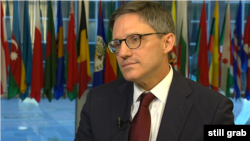 Savetnik u Stejt departmentu Derek Šole