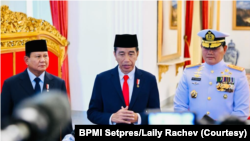 Presiden Joko Widodo menyampaikan sejumlah arahan kepada Panglima TNI Laksamana Yudo Margono yang baru saja dilantik pada Senin, 19 Desember 2022, di Istana Negara Jakarta. (Foto: BPMI Setpres/Laily Rachev)