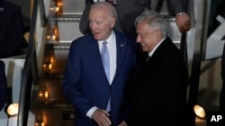 Američki predsednik Džo Bajden sa meksičkim predsednikom Andresom Manuelom Lopezom Obradorom na međunarodnom aerodromu u Meksiko Sitiju, 8. januara 2023. 