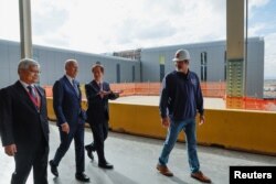 美国总统拜登2022年12月6日到亚利桑那州出席台积电建厂扩产仪式时与公司董事长刘德音交谈。（路透社）