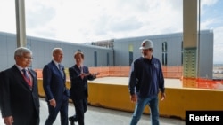 Presiden Joe Biden dan CEO SMC C. C. Wei dan Ketua SMC Mark Liu mengunjungi pabrik semikonduktor TSMC di Phoenix, Arizona, 6 Desember 2022. (FotoL Jonathan Ernst/Reuters)