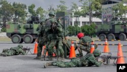 2023年1月6日，台湾总统蔡英文在嘉义的一个军事基地视察时，台湾士兵进行演练。（照片由台湾总统府提供）