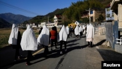 中国浙江桐庐县的一家人在给刚刚离世的一位亲人送葬。（2023年1月9日）