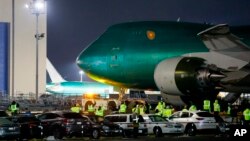 Poslednji Boing 747 napušta hangar po prvi put, 6. decembra 2022. u Everetu, Vašington.