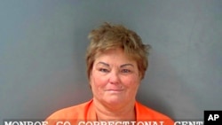 这张由布卢明顿警察局提供的照片显示，2023年1月11日，比利·戴维斯被指控在公交车上刺伤一名学生。有关官员表示，因为受害者是亚裔，戴维斯才对她袭击。