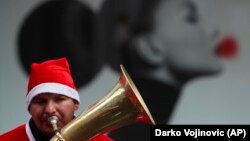 Arhiva: Novogodišnja atmosfera sa beogradskih ulica (Foto: AP/Darko Vojinovic)