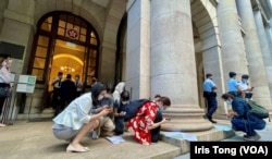 香港終審法院駁回律政司上訴許可，維持英國御用大律師Tim Owen可以代表壹傳媒創辦人黎智英國安法案件抗辯的決定，多名記者在終審法院門外即時傳送判辭內容 (美國之音/湯惠芸)