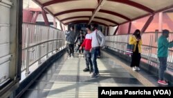 Di tengah lonjakan kasus COVID-19 di China, Perdana Menteri Narendra Modi telah mendesak warga India untuk kembali mengenakan masker dan menerapkan perilaku sesuai protokol kesehatan. 