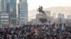 Massa berkumpul di alun-alun Sukhbaatar di Ulan Bator, Mongolia, pada 5 Desember 2022, untuk memprotes dugaan korupsi pada transaksi batu bara yang terjalin antara Mongolia dan China. (Foto: AP/Alexander Nikolskiy)