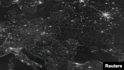 NASA公布的欧洲夜间灯光分布卫星图显示俄罗斯空袭使乌克兰灯光明显减少。(2022年11月23日)
