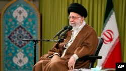 Arhiva - Iranski vrhovni vođa ajatolah Ai Hamnei u Teheranu, 26. novembra 2022.