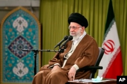 伊朗最高领导人哈梅内因在德黑兰举行的一个会议上讲话。（2022年11月26日）