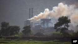 Asap mengepul dari pabrik baja bertenaga batu bara di Desa Hehal dekat Ranchi, India, di negara bagian timur Jharkhand, 26 September 2021. (Foto: AP)
