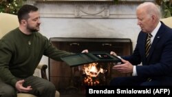 Volodimir Zelenski uručuje odlikovanje američkom predsedniku