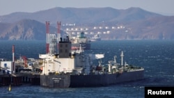 Sebuah kapal tanker minyak mentah terlihat berlabuh di terminal Kozmino di Teluk Nakhodka dekat kota pelabuhan Nakhodka, Rusia, 4 Desember 2022. (Foto: Reuters)