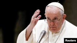 Paus Fransiskus menghadiri audiensi umum mingguan di Aula Paulus VI di Vatikan, 14 Desember 2022. (Foto: REUTERS/Guglielmo Mangiapane)