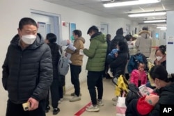 北京一所儿童医院里的病患和家属。（2022年12月14日）