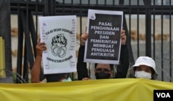 Ratusan warga mendatangi Gedung DPR Senin (5/12) siang untuk melakukan aksi penolakan pengesahan RKUHP yang terkesan membuat pemerintah anti-kritik dan membatasi hak-hak warga negara. (Foto: VOA/Indra Yoga)