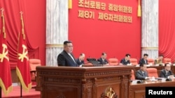 朝鲜领导人金正恩在平壤召开的朝鲜劳动党八届六中全会扩大大会上发表讲话。(2022年12月26日)