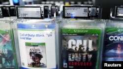 Game populer buatan Activision "Call of Duty" terlihat dipajang di salah satu gerai di Kota New York pada 18 Januari 2022. (Foto: Reuters/Carlo Allegri)