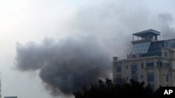 Asap mengepul dari sebuah gedung hotel setelah ledakan dan tembakan di kota Kabul, Afghanistan, Senin, 12 Desember 2022. Seorang pejabat Taliban mengatakan bahwa sebuah gedung hotel telah diserang kompleks di ibu kota Afghanistan, Kabul. (Foto: AP)