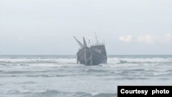 Kapal yang membawa sekitar 185 pengungsi Muslim-Rohingya saat merapat ke pesisir pantai Desa Ujung Pie, Kecamatan Muara Tiga, Kabupaten Pidie, Provinsi Aceh, pada 26 Desember 2022. (Foto: Courtesy Polda Aceh)