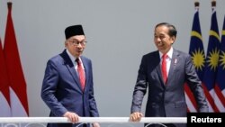 Perdana Menteri Malaysia Anwar Ibrahim bersama Presiden Indonesia Joko Widodo di Istana Kepresidenan RI di Bogor, 9 Januari 2023. (REUTERS/Willy Kurniawan)