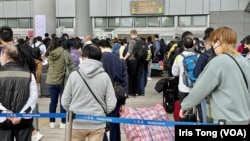 深圳湾口岸有大批旅客出境前往中国大陆，不过，南来北往的旅客都未用尽每日约6万个的出入境限额 (美国之音/汤惠芸)