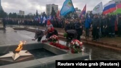 Warga Rusia di Samara menyuarakan kemarahan atas tewasnya puluhan tentara Rusia di Makiivka akibat serangan rudal Ukraina, Selasa (3/1).