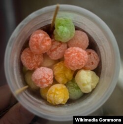 Cikbul (Ciki Ngebul/Ice smoke) atau di AS dikanel dengan nama "Dragon's Breath", sereal yang dicelupkan ke dalam nitrogen cair. Para penikmat camilan ini akan mengepulkan uap dari hidung dan mulutnya, seperti naga. (Rhododendrit/Wikimediacommons)