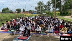 Warga beribadah salat Jumat di lapangan voli karena masjid terdekat mereka rusak setelah gempa Senin di Cianjur, provinsi Jawa Barat, 25 November 2022. REUTERS/Stefanno Sulaiman